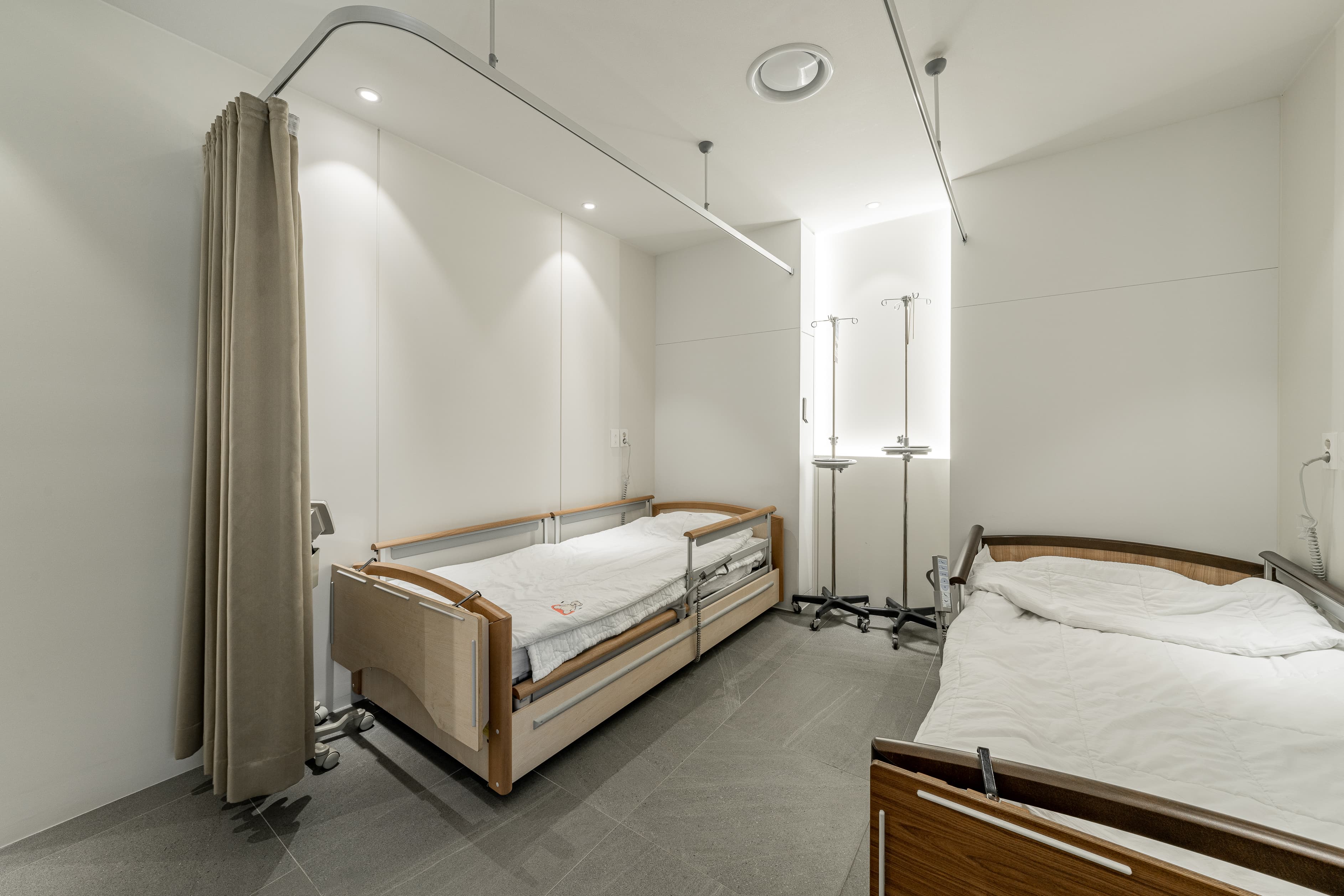 Accurate diagnosis, safe surgery, comfortable treatment with advanced equipment